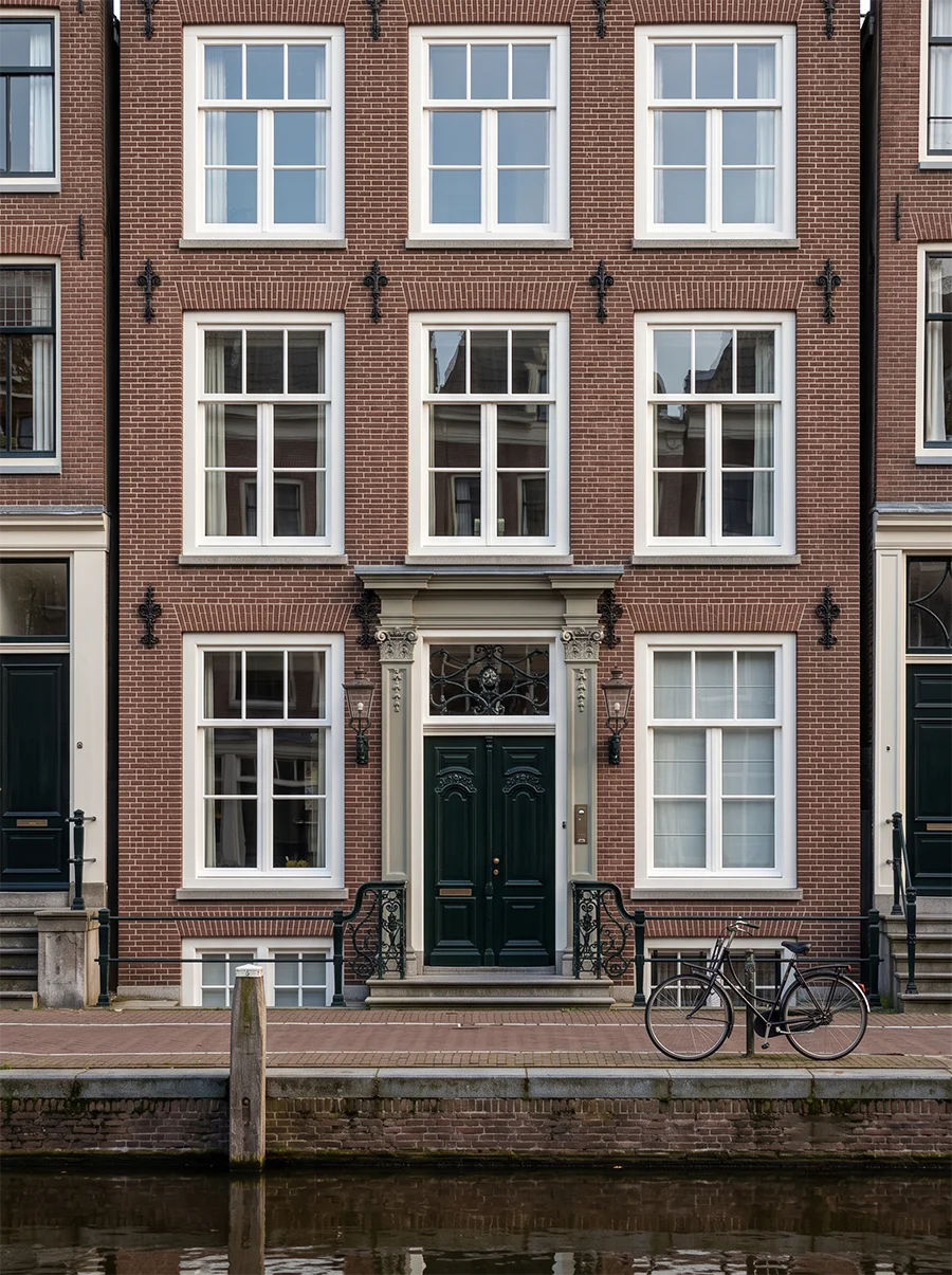 Geschilderde gevel van een grachtenpand