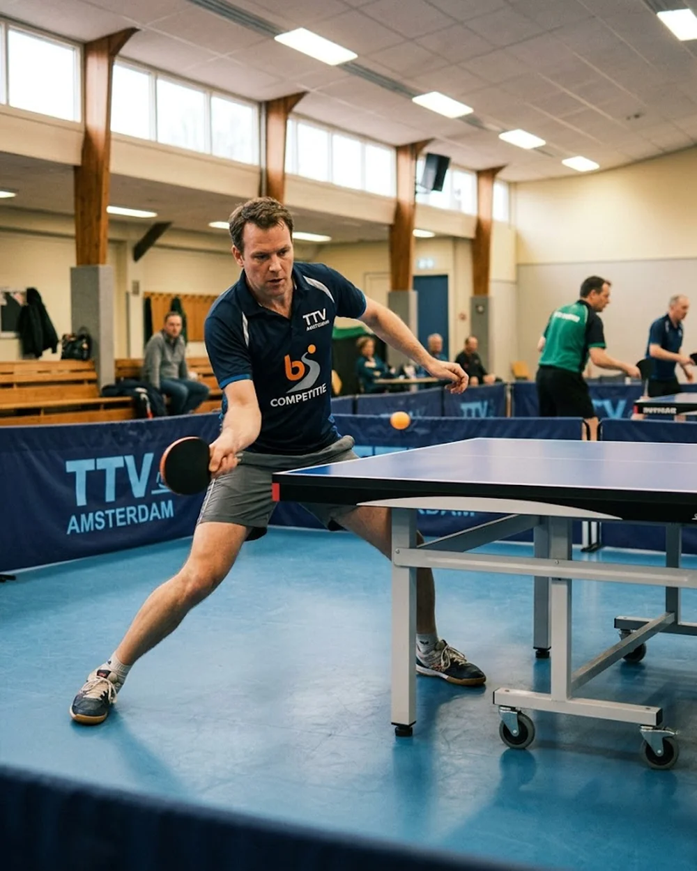 Competitiespeler slaat een backhand tijdens een thuiswedstrijd