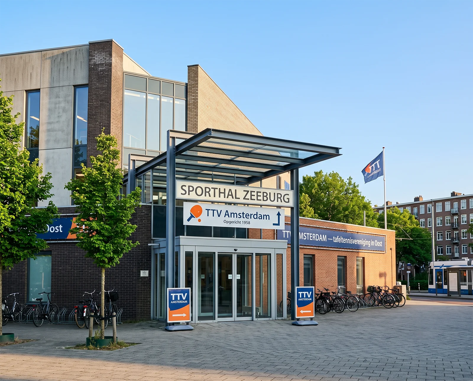 Buitenaanzicht van Sporthal Zeeburg met de ingang aan de Insulindeweg